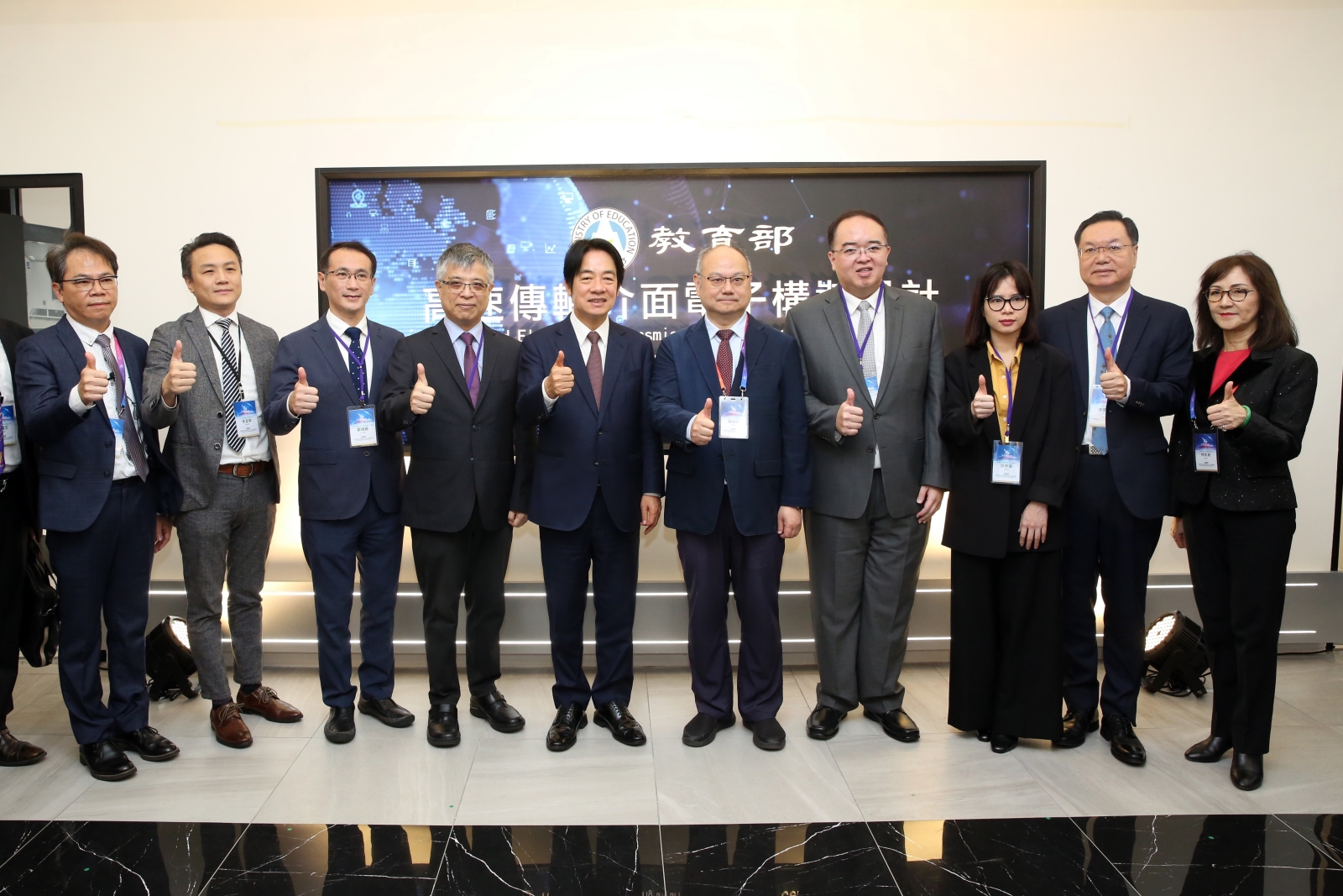 Vice President Lai and other distinguished guests were invited to Lunghwa University’s High-Speed Transmission Base to unveil the inauguration jointly.