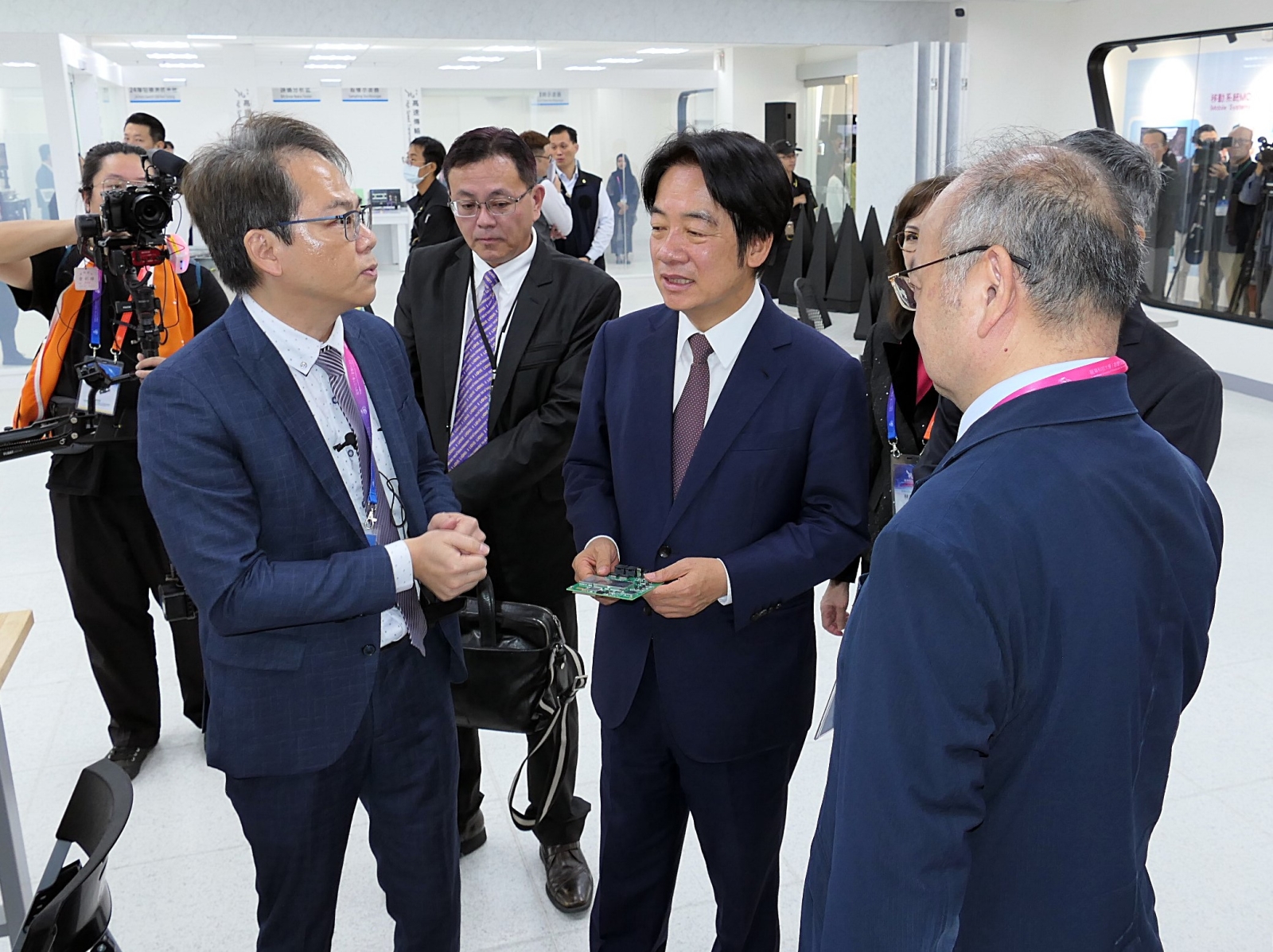 Lunghwa Vice President Chen explained the base planning to Vice President Lai.