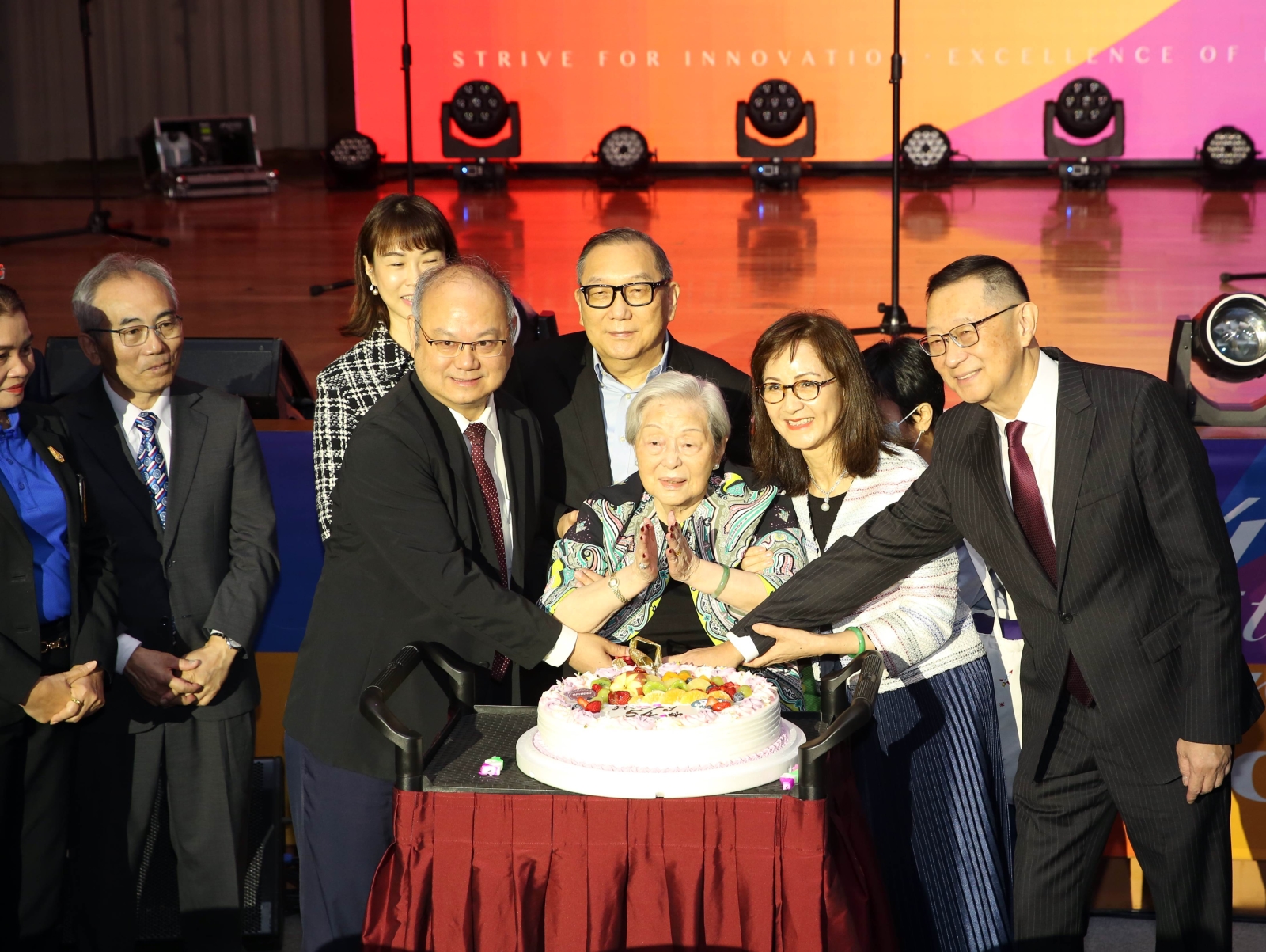 The Lunghwa founder, Shu-Chuan Chen Sun, and Chairman Tao-Heng Sun joined the faculty, students, and alums in wishing the university a happy birthday.