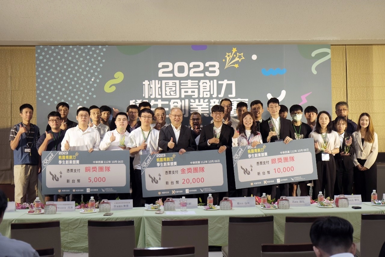 At the Student Startup Competition of Taoyuan Youth Entrepreneurship, students from Lunghwa secured a remarkable six awards, comprising one silver medal, one bronze medal, and four commendations, winning more than half of the awards and becoming the biggest winner of the competition.
