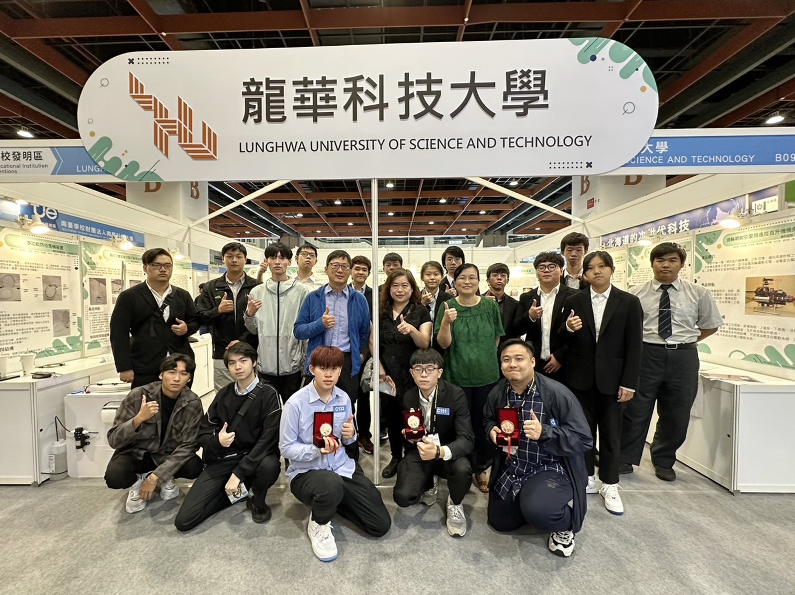 Lunghwa's faculty and students actively participated in the 2023 Taiwan Innotech Expo, securing impressive results with one gold, one silver, and four bronze medals. This accomplishment effectively showcased their outstanding research and development capabilities.