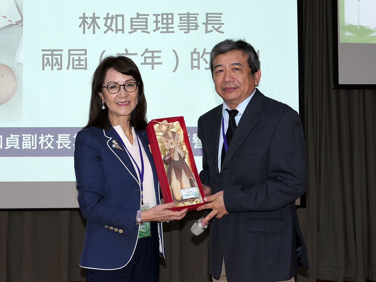 The Chinese Association of Business and Management Technology showed their gratitude by presenting a gift to Vice President Ru-Jen Lin for her dedicated service as the Chairman of the Board for two terms (a total of six years).