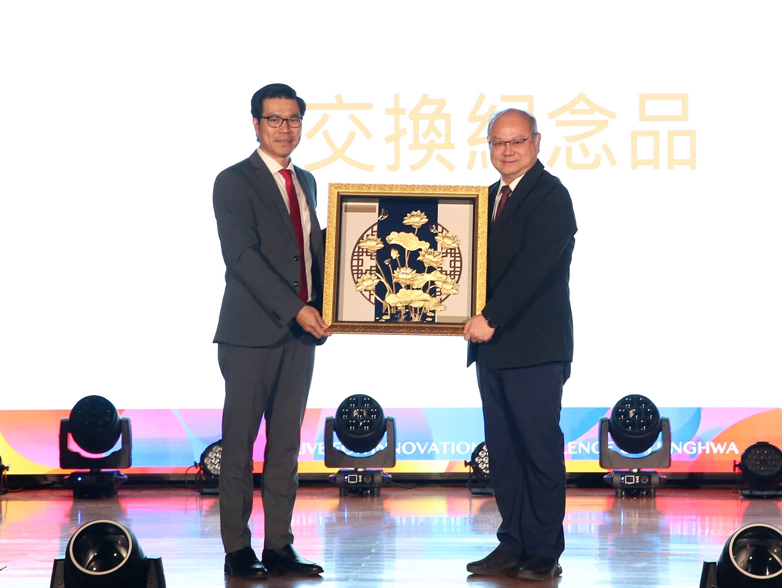 The President of Ton Duc Thang University in Vietnam presented a commemorative gift to Lunghwa.
